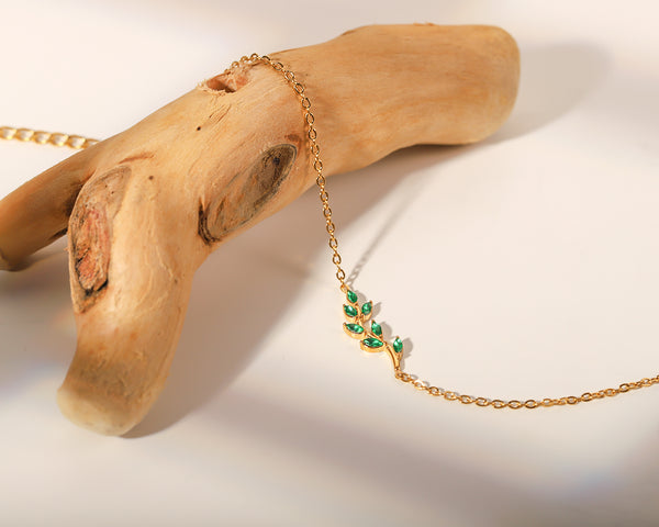 Dainty Leaf Bracelet in Enchanting Green